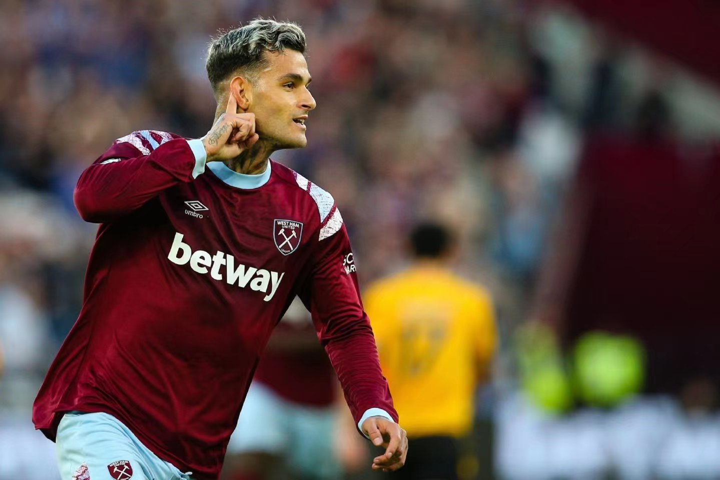 金年会h5-西汉姆训练开放日，关键时刻绝杀压哨引欢呼，欧冠在即，资深球员宣示担当的简单介绍